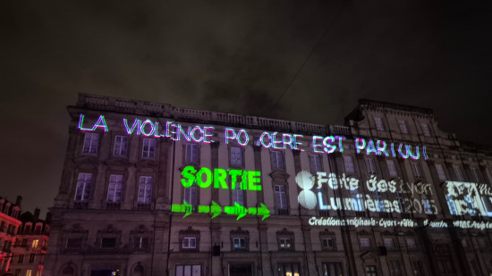 Fête des Lumières à Lyon : un collectif écologiste radical revendique les messages anti-police Fête des Lumières à Lyon : un collectif écologiste radical revendique les messages anti-police
