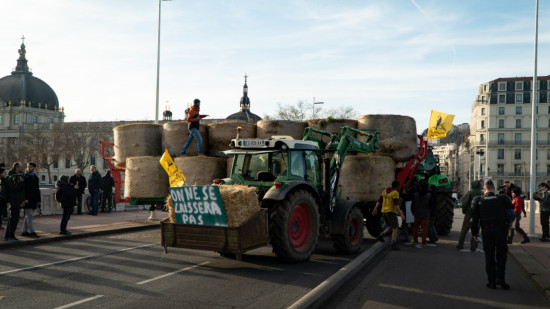 Agriculteurs en col&egrave;re &agrave; Lyon : plus de 400 manifestants dans la rue, le pont Wilson coup&eacute; &agrave; la circulation