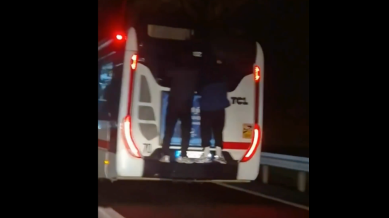 Pr&egrave;s de Lyon : deux hommes accroch&eacute;s &agrave; l'arri&egrave;re d'un bus sur la M6, la pr&eacute;f&egrave;te condamne