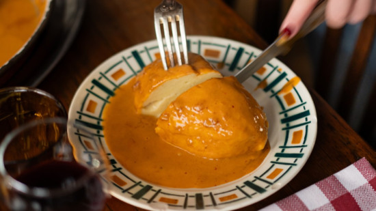 La quenelle lyonnaise, entre tradition, pr&eacute;jug&eacute;s et modernit&eacute;