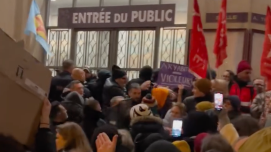 Bousculade lors de la manifestation contre la venue d'Ary Abittan &agrave; Lyon : une femme se fracture les poignets
