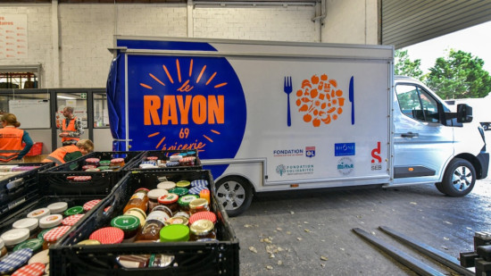 Un camion contre la faim : comment le &ldquo;Rayon 69 &eacute;picerie&rdquo; arrive dans les villages du Rh&ocirc;ne