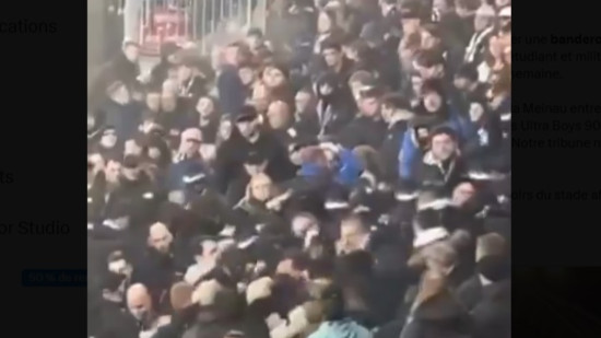 Des &eacute;chauffour&eacute;es en tribunes apr&egrave;s des banderoles d&eacute;ploy&eacute;es en hommage &agrave; Quentin Deranque lors du match Strasbourg-OL
