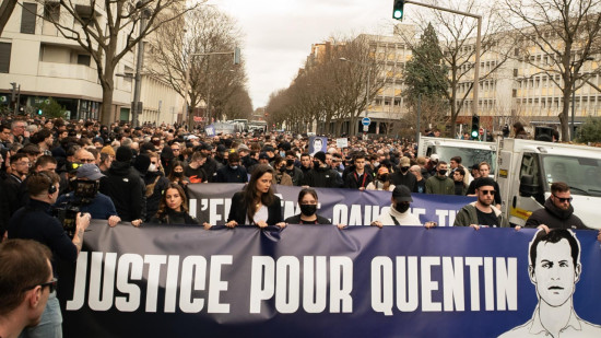 Saluts nazis et slogans racistes : deux enqu&ecirc;tes ouvertes apr&egrave;s la marche en hommage &agrave; Quentin Deranque