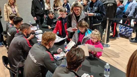 Des joueurs de l'OL en d&eacute;dicace pr&egrave;s de Lyon : retour en images sur la joie des supporters lyonnais