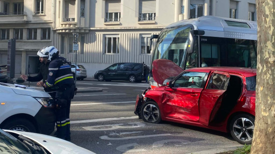 Lyon 6e : spectaculaire accident boulevard des Belges, une femme l&eacute;g&egrave;rement bless&eacute;e