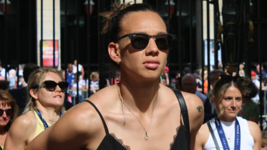 Une joueuse d'OL Lyonnes c&eacute;l&egrave;bre la naissance de sa fille aux c&ocirc;t&eacute;s de ses co&eacute;quipi&egrave;res