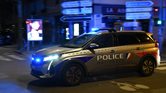Lyon : il &eacute;claire les voitures avec son t&eacute;l&eacute;phone avant de passer &agrave; l&rsquo;action sous les yeux de la police