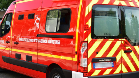 Pr&egrave;s de Lyon : la remorque d&rsquo;un camion se d&eacute;porte, une conductrice bless&eacute;e dans la collision