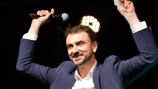 Pas de photo de famille, discours &eacute;clair et happenings d'opposants : Gr&eacute;gory Doucet pr&eacute;f&egrave;re un bain de foule pour pr&eacute;parer le second tour &agrave; Lyon