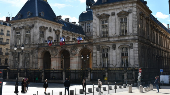 Un véhicule s'embrase devant l'Hôtel de Ville de Lyon, aucun blessé à déplorer Un véhicule s'embrase devant l'Hôtel de Ville de Lyon, aucun blessé à déplorer