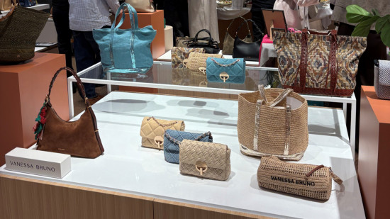 Un espace d&eacute;di&eacute; aux accessoires dans ce magasin bien connu du centre-ville de Lyon