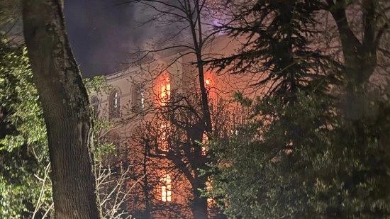 Les flammes ravagent cet &eacute;tablissement sur les pentes de la Croix-Rousse : l'internat des Chartreux victime d'un incendie &agrave; Lyon