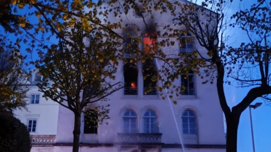 Les Chartreux victime d'un spectaculaire incendie &agrave; Lyon : 150 &eacute;l&egrave;ves &eacute;vacu&eacute;s, l'intervention toujours en cours jeudi