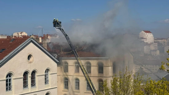 Incendie toujours en cours aux Chartreux &agrave; Lyon : l'intervention des pompiers est "complexe" et va "durer longtemps"