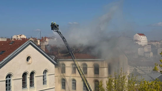 Incendie aux Chartreux &agrave; Lyon : le feu toujours actif, une intervention qui va durer encore plusieurs jours