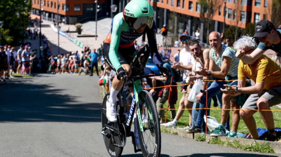 Le prodige lyonnais du cyclisme frappe fort : Paul Seixas d&eacute;croche sa premi&egrave;re victoire au Tour du Pays basque