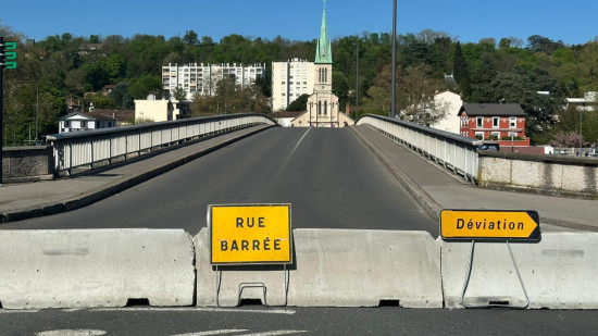 Ce pont pr&egrave;s de Lyon subitement ferm&eacute; &agrave; la circulation apr&egrave;s la d&eacute;couverte d'une fissure d'un millim&egrave;tre : "Il est hors de question de mettre les gens en danger"