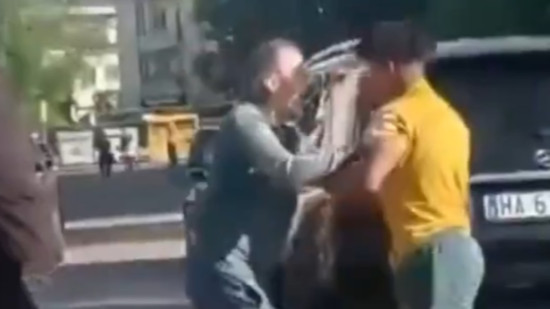 Cet ancien joueur de l'OL film&eacute; en train de se battre avec un supporter en pleine rue