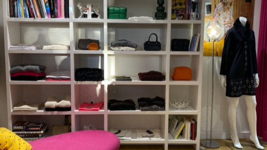 Pr&egrave;s de Lyon : une grande vente des anciennes collections de cette marque de pr&ecirc;t-&agrave;-porter f&eacute;minin