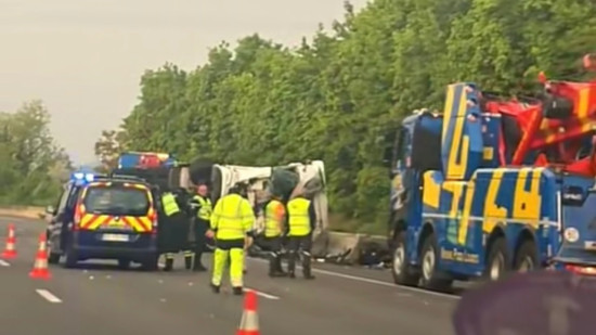 Drame sur l&rsquo;A7 pr&egrave;s de Lyon  : un camion se renverse, un mort et des kilom&egrave;tres de bouchons