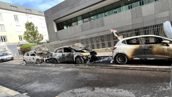 Oullins-Pierre-B&eacute;nite : sept v&eacute;hicules d&eacute;truits par un incendie, les riverains sous le choc