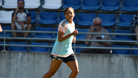 Trois joueuses d'OL Lyonnes en s&eacute;ance de d&eacute;dicaces en plein centre-ville de Lyon