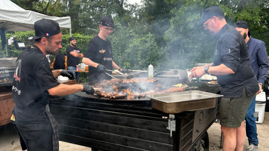 3,4 tonnes de viande cuisin&eacute;es et servies : &agrave; Oullins, le record du plus long barbecue largement battu !