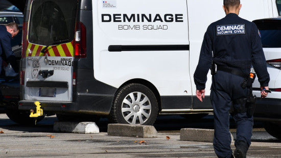 Pr&egrave;s de Lyon : deux coll&egrave;ges &eacute;vacu&eacute;s en urgence apr&egrave;s des alertes &agrave; la bombe, un adolescent arr&ecirc;t&eacute;