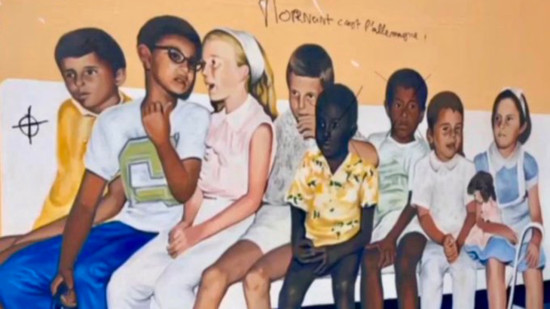 "Mornant, c'est l'Allemagne", enfant noirs barr&eacute;s : la justice lyonnaise retient le caract&egrave;re raciste de tags sur une fresque