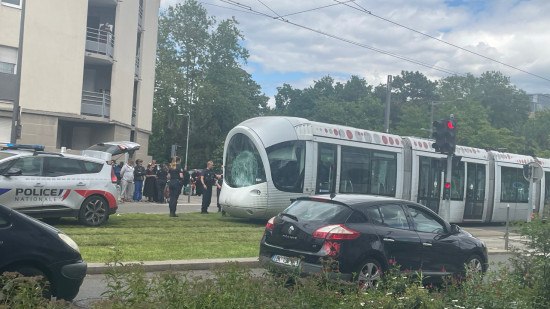 V&eacute;nissieux : spectaculaire collision entre une trottinette et un tramway, un homme entre la vie et la mort