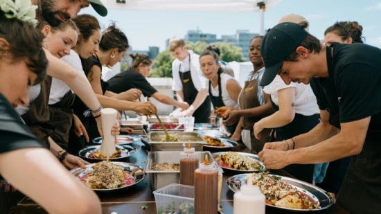 &Agrave; Lyon, le Refugee Food Festival f&ecirc;te ses 10 ans avec banquets, street-food et cuisines du monde