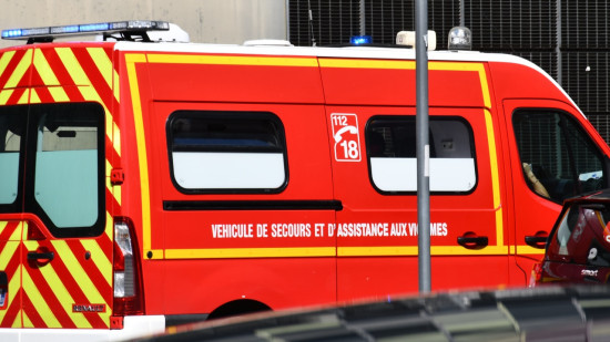 Pr&egrave;s de Lyon : &agrave; trottinette, un homme mortellement percut&eacute; par une voiture qui venait de griller un feu rouge