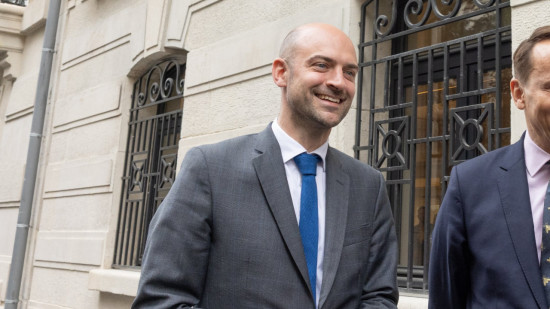 Lyon : Jean-No&euml;l Barrot d&eacute;fend la hausse du budget militaire lors de sa visite au lyc&eacute;e du Parc