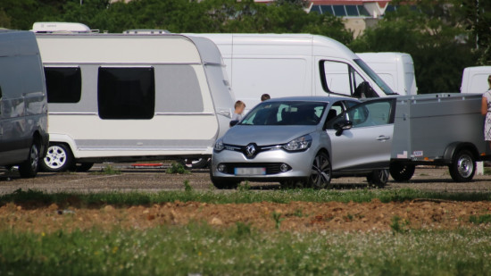 Pr&egrave;s de 200 caravanes s'installent &agrave; Mions : le maire promet de ne "pas c&eacute;der"