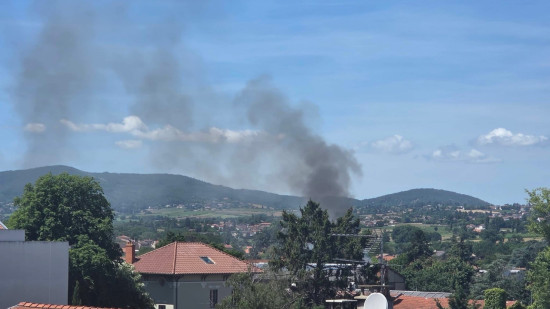 Pr&egrave;s de Lyon : un important incendie ravage la toiture d&rsquo;une maison, 25 pompiers mobilis&eacute;s