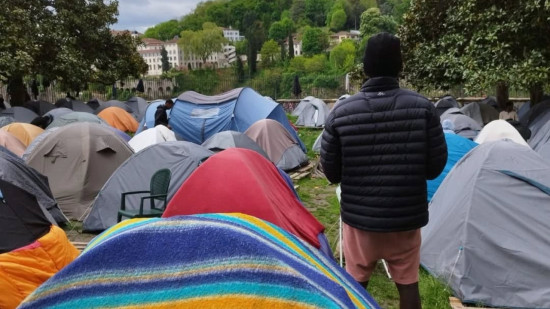 Canicule &agrave; Lyon : 122 jeunes vivent toujours sous des tentes, la mairie lance un appel &agrave; l&rsquo;&Eacute;tat