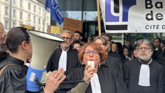 "Justice morte" : le Barreau de Lyon lance une nouvelle offensive contre la r&eacute;forme de la justice