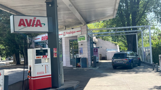 Panique dans une station-service &agrave; Lyon 7e : un braquage en pleine journ&eacute;e, un suspect en fuite