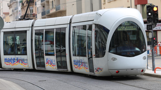Canicule &agrave; Lyon : un homme s'effondre dans le tramway, les secours ne parviennent pas &agrave; le sauver