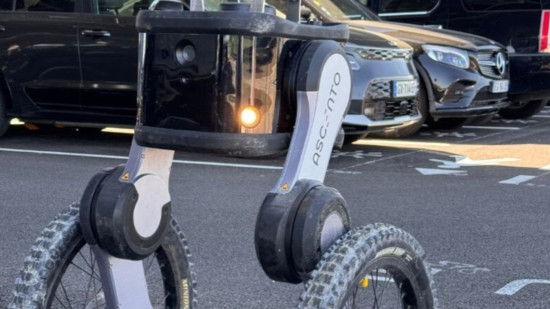 Ce robot &eacute;quip&eacute; d&rsquo;IA surveille d&eacute;sormais les parkings de l&rsquo;a&eacute;roport de Lyon