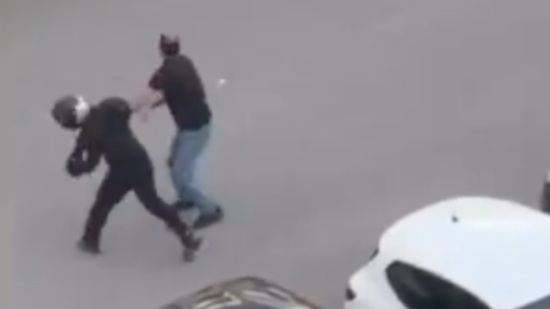 Un homme casqu&eacute; se bat avec le g&eacute;rant d'un Carrefour City avant de fuir &agrave; moto pr&egrave;s de Lyon : ce qu'il s'est pass&eacute;
