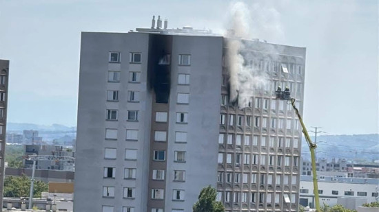 Lyon : un spectaculaire incendie ravage un appartement au 13e &eacute;tage d'un immeuble