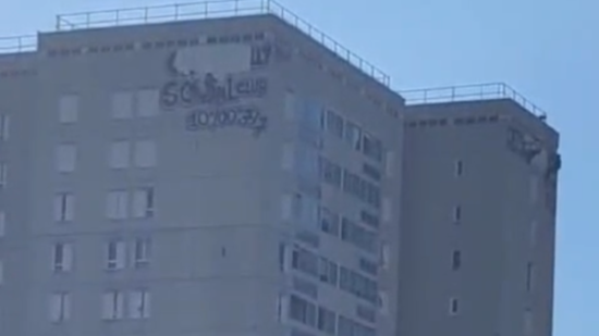 V&eacute;nissieux : les gigantesques tags de la tour du point de deal sont en cours d'effacement