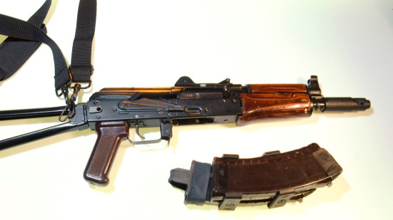 Un fusil d'assaut charg&eacute; accroch&eacute; &agrave; une trottinette : inqui&eacute;tante d&eacute;couverte pr&egrave;s de Lyon