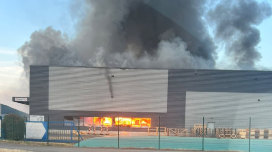 Un entrep&ocirc;t ravag&eacute; par les flammes pr&egrave;s de Lyon