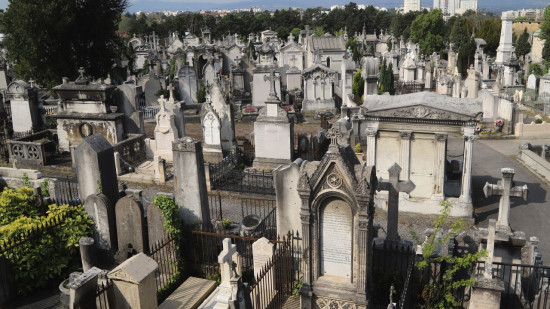 Le corps d'une femme d&eacute;couvert dans un cimeti&egrave;re &agrave; Lyon