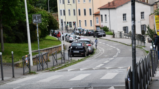 "Une consultation de fa&ccedil;ade" : la mairie du 5e accus&eacute;e de vouloir rouvrir le Chemin Neuf aux voitures