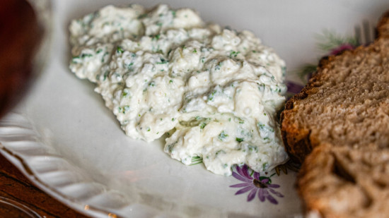 Fromage blanc, herbes et &eacute;chalote : d&rsquo;o&ugrave; vient le dr&ocirc;le de nom de la cervelle de canut ?