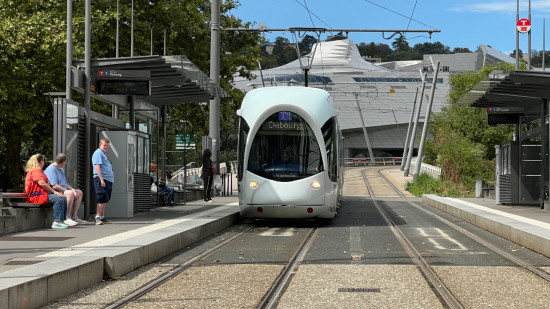 Lyon 7e : un adolescent frapp&eacute; et gaz&eacute; pour sa cha&icirc;ne en or, deux suspects interpell&eacute;s dans un tramway